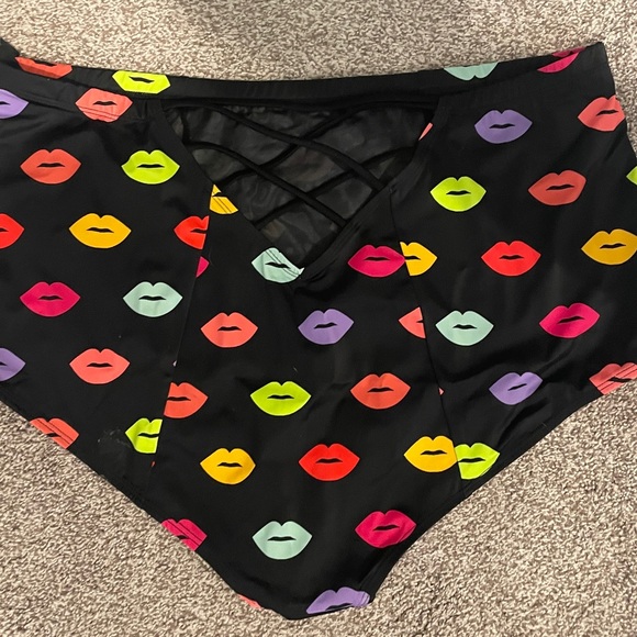 💋NWT TORRID SWIM BOTTOM HIGH WAIST STAPPY LIPS KISS SWIM BRIEF - Plus Size - Picture 2 of 10